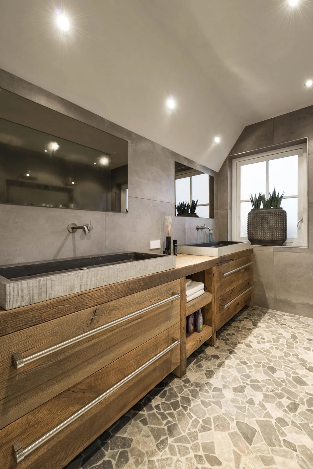 FotoOud eiken badkamermeubel: warm, duurzaam en perfect voor elke badkamer